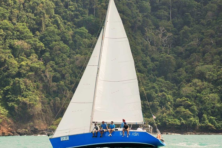 piccolo-racing-charter-yacht-sail-in-asia